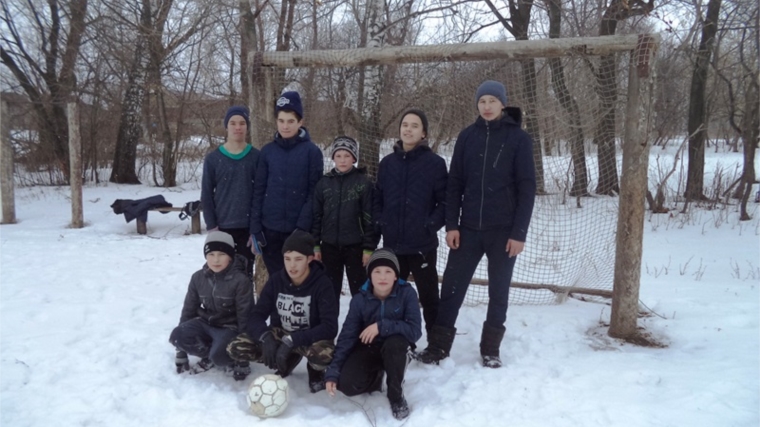 Мини- футбол между подростками и школьниками