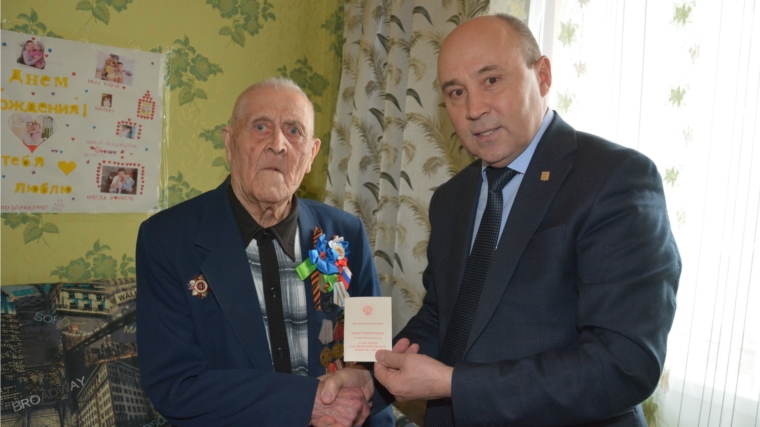 Глава администрации района вручил юбилейную медаль ветерану войны, долгожителю Михаилу Тимофеевичу Наташкину