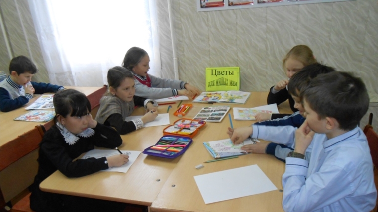 В Большевыльской сельской библиотеке провели час чтения «Давайте, друзья, потолкуем о маме…».