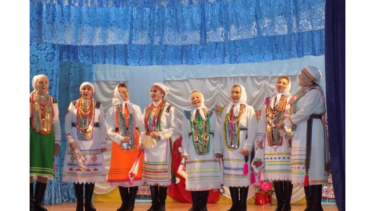 НФА «Тăванлăх» на сцене Адабайского сельского клуба