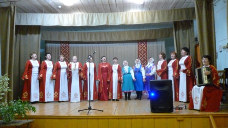 Коллектив "Турай ен" с праздничным концертом в Молгачкасинском СК