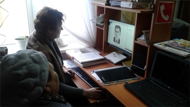 В Шумерлинской сельской библиотеке ведется работа по размещению фотографий участников ВОв на портал «Дорога памяти»