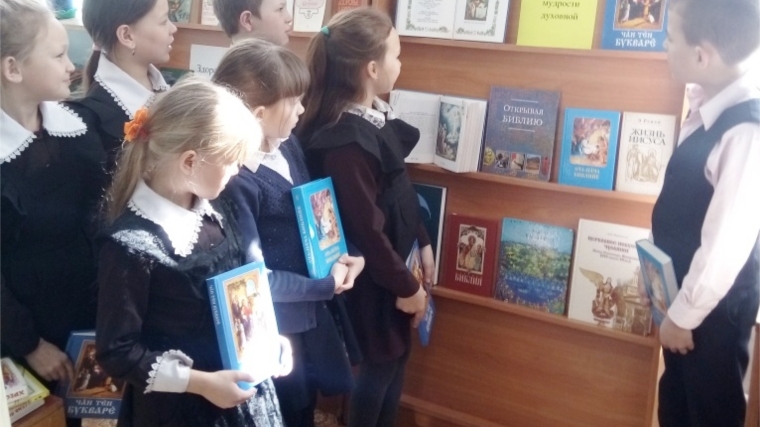 Информационно- познавательный час «Свет разумения книжного» в Алманчинской сельской библиотеке Красноармейского района