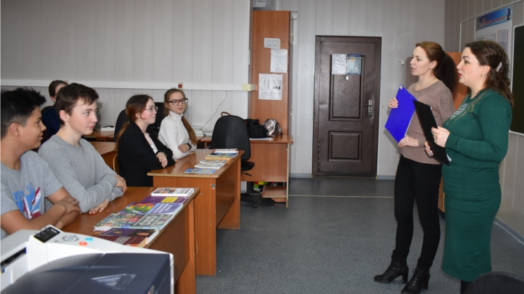 Специалисты Межпоселенческой центральной библиотеки провели профориентационный урок «Радуга профессий»