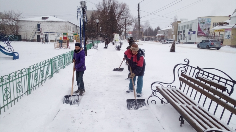 Уборка снега на тротуарах и дорогах поселка.