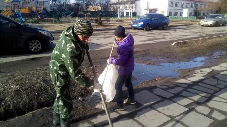 Очистка тротуара по улице Советская.