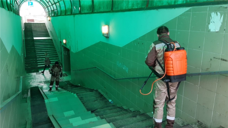 Проводится санитарная обработка общественных транспортных остановок и подземного пешеходного перехода на территории города Цивильска