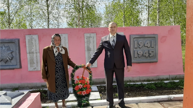 В селе Чутеево возложили цветы к памятнику в память павших в бою за Родину