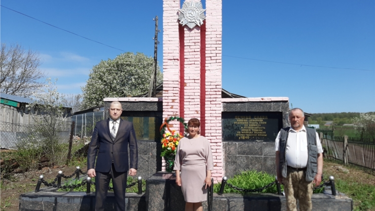 В деревне Новое Ишино возложили цветы к памятнику павшим воинам-землякам в Великой Отечественной войне 1941-1945 г.г.