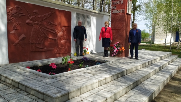 Возложение венков к памятникам воинам погибшим Великой Отечественной войне в Сявалкасинском сельском поселении