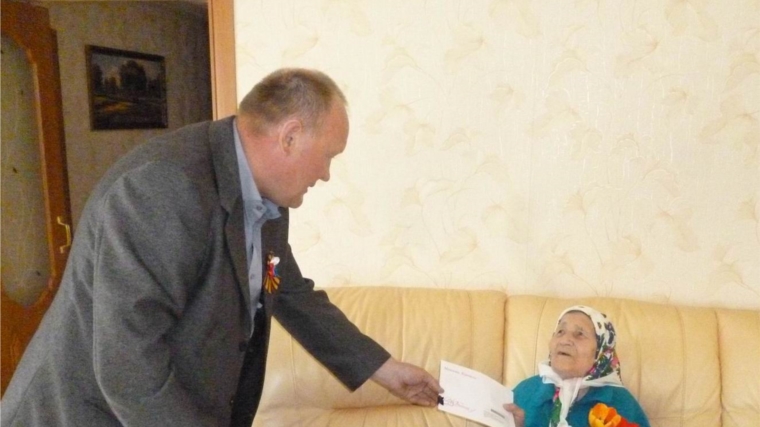 Долгожительница деревни Вурман-Кибеки Елена Михайлова принимает поздравления с 90-летним юбилеем