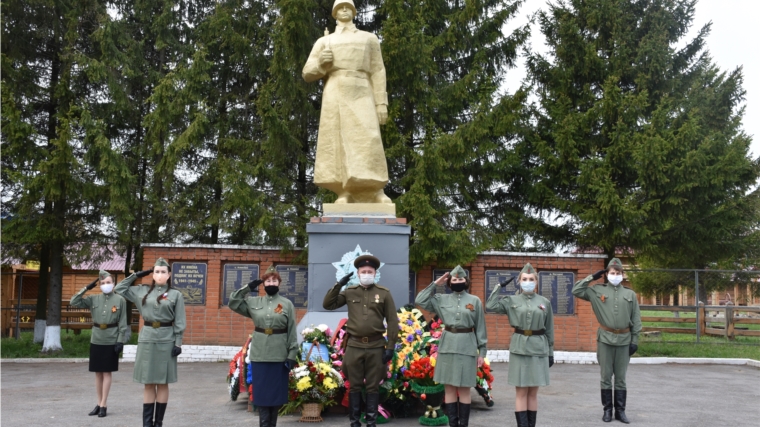 В селе Аликово прошло возложение венков и цветов к мемориалу «Неизвестный солдат»