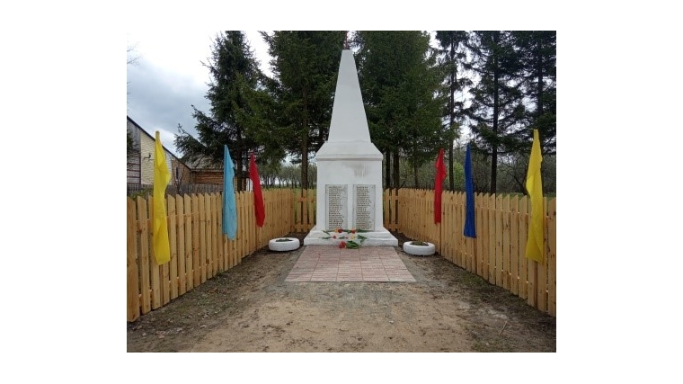 Памятник Памяти павшим уроженцам поселка Липовка в годы Великой Отечественной войны