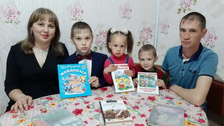 Малотаябинская сельская библиотека приняла участие в онлайн фотоконкурсе «Папа, мама и я читающая семья».