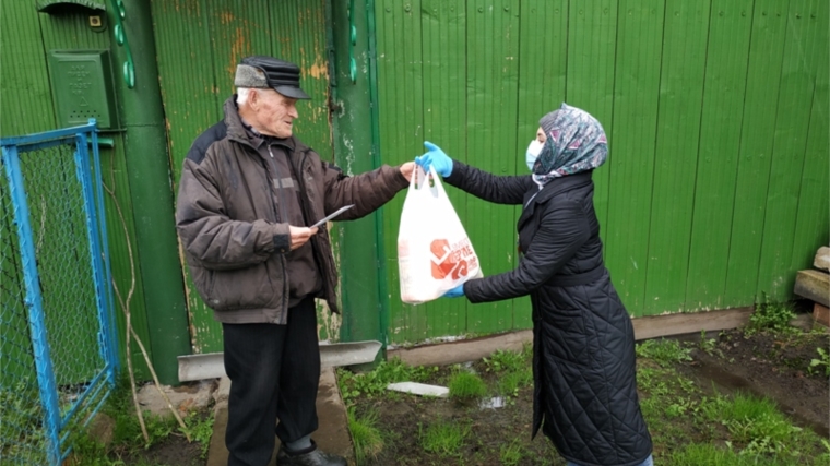 Продуктовые наборы пожилым доставили волонтеры Климовского сельского поселения