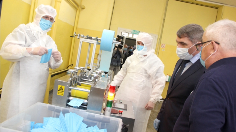 Олег Николаев посетил производство трёхслойных медицинских масок