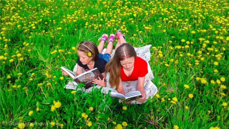 Верхнекляшевская сельская библиотека присоединилась к фото-кроссу "С книгой мир добрей и ярче"