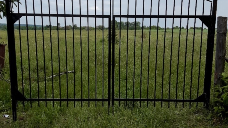На кладбище деревни Шоркасы устновили новые ворота