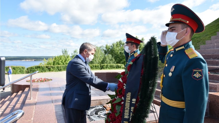 В День памяти и скорби врио Главы Чувашии Олег Николаев возложил цветы к Вечному огню