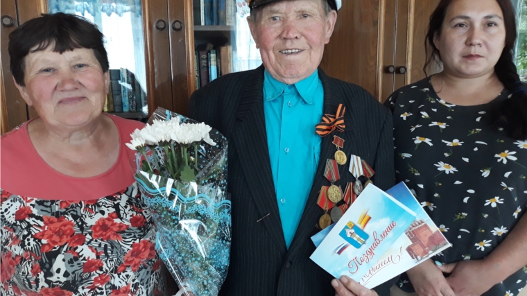 Поздравили с 90 - летием труженика тыла, жителя села Тойси Ивана Ефремовича Острякова