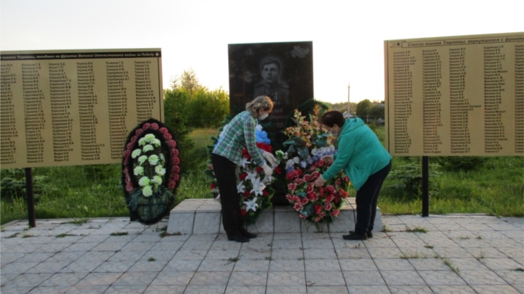 Возложение цветов в парке имени В. Д. Харитонова