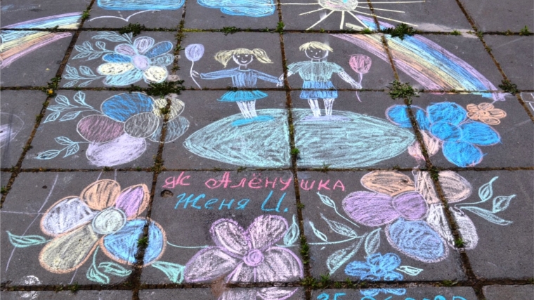 Юные жители Мариинского Посада присоединились к акции "Я рисую мелом", посвященной 75-летию Победы