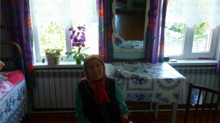 Долгожительница деревни Синь-Сурьял Павлова Феврония Павловна принимает поздравления с 90-летним юбилеем