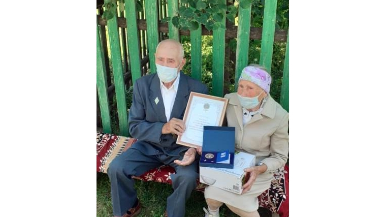 Вручили медаль «За любовь и верность» заслуженной семейной паре из села Шемалаково Черновым