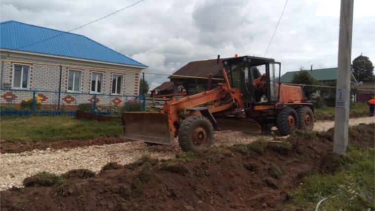 Идут работы по ремонту грунтовой дороги в деревне Шоркино