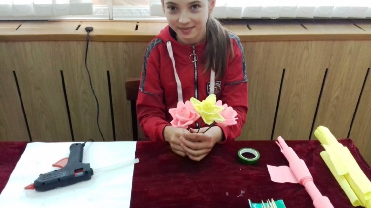 В Новошимкусском сельском Доме культуры онлайн мастер – класс «Розы из бумаги»