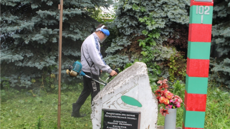 Уборка территории вокруг памятника пограничникам, погибшим при охране Государственной границы в Сквере Памяти.