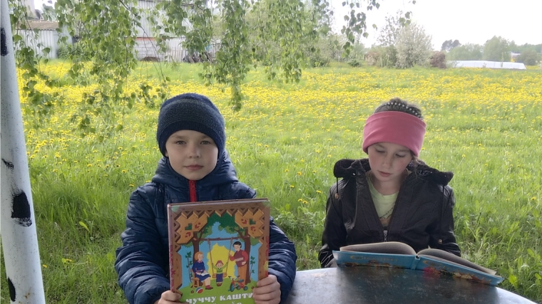 Ишпарайкинская сельская библиотека в рамках программы летнего чтения «Летнее путешествие с Книгой» провела чтение на свежем воздухе.