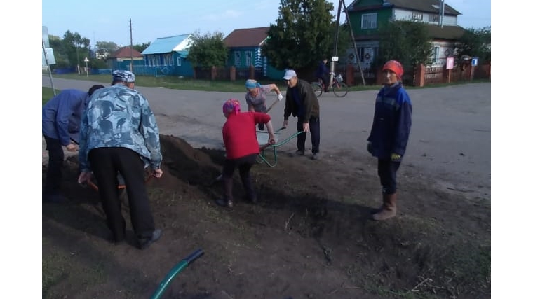 В деревне Новое Ишино проведен субботник по благоустройству памятника