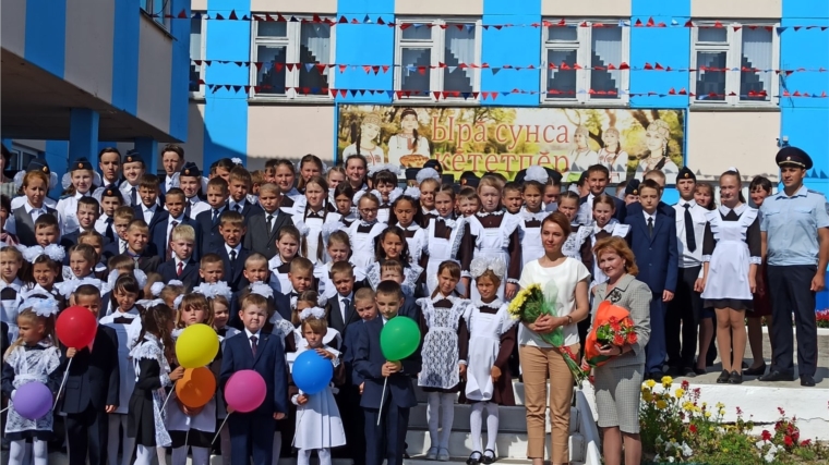 Министр труда Алена Елизарова приняла участие в линейке Чувашско-Сорминской школы