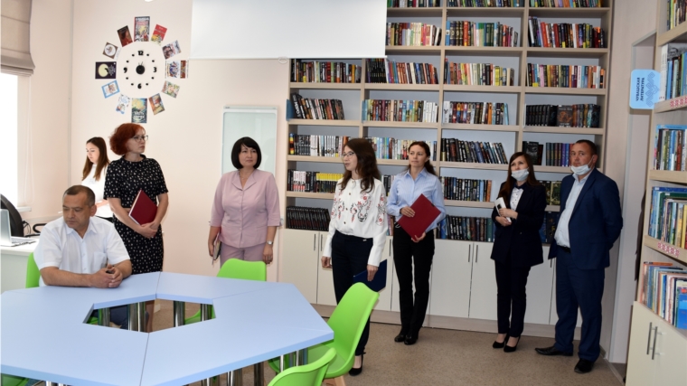 Большесундырскую сельскую библиотеку с рабочим визитом посетила заместитель министра культуры Елена Чернова