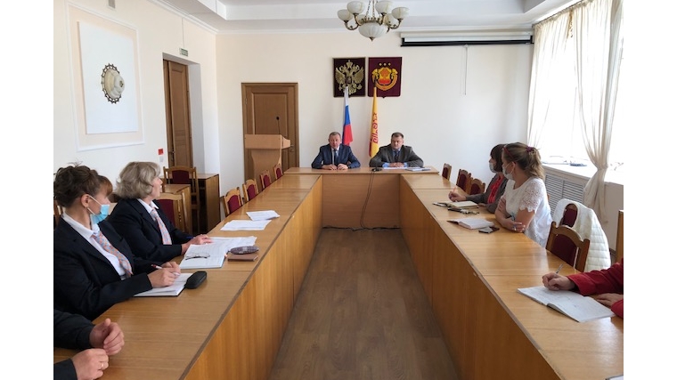 Заместитель министра труда Александр Колесников провел встречу с работодателями Урмарского района по вопросу социального контракта.