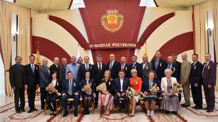 Олег Николаев наградил представителей сферы физической культуры и спорта памятными медалями в честь 100-летия Чувашской Республики