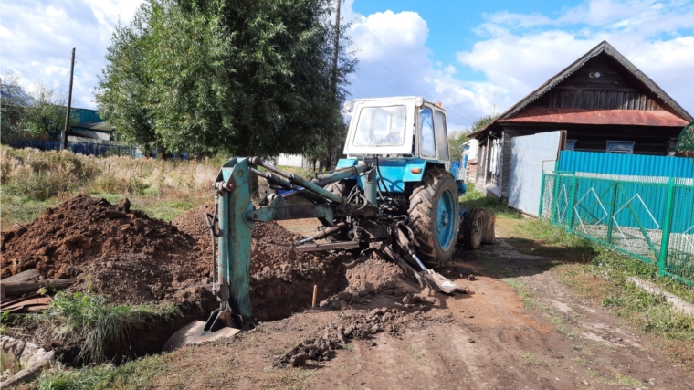В деревне Новое Ишино начался ремонт водопроводной трубы по ул.Николаева