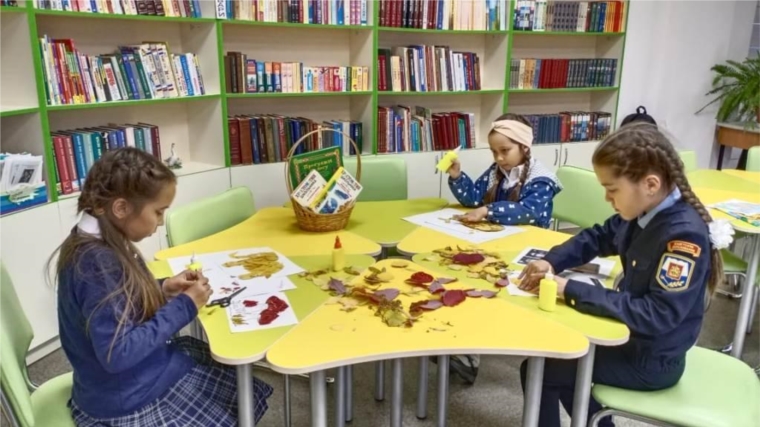 В детской библиотеке Комсомольского района оформлена книжная выставка «Закружилась в небе осень»