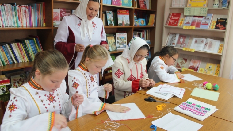 В Шатьмапосинской сельской библиотеке прошло мероприятие «Чăваш тĕрри – халăх пуянлăхĕ»