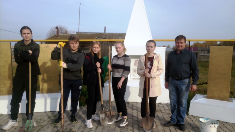 Волонтеры поселка Буинск навели порядок на местном мемориальном комплексе