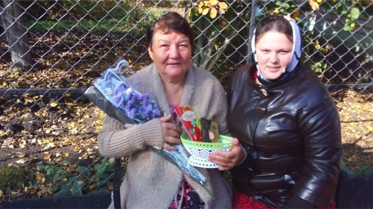 Работники культуры Нюргечинского СДК поздравили на дому тех, кому за 65