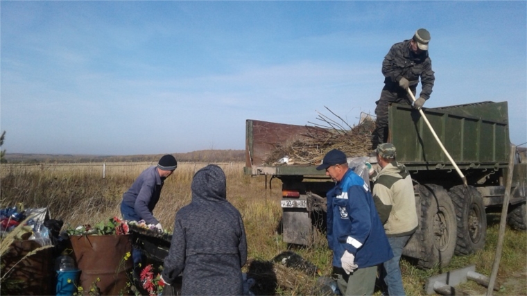 В Шумерлинском сельском поселении прошел субботник по уборке территории сельского кладбища