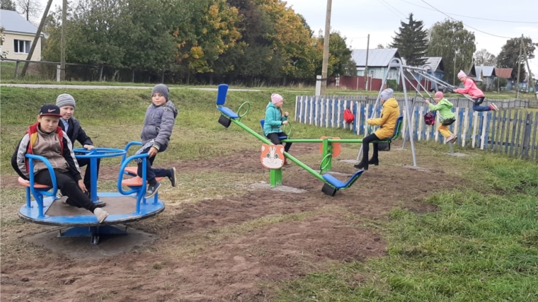 В селе Тяптяево установили детскую игровую площадку