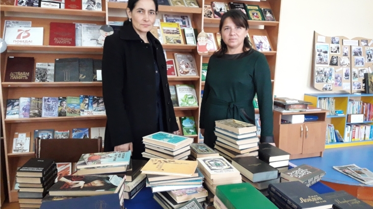 Акрамовская сельская библиотека получила бесценные дары.