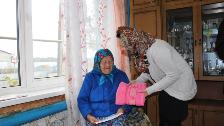Жительница села Туваны Ефимова Анна Герасимовнапринимает поздравления с 90-летним юбилеем