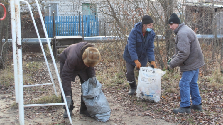 Уборка мусора на детской площадке и прилегающей территории по ул. Чернышевского