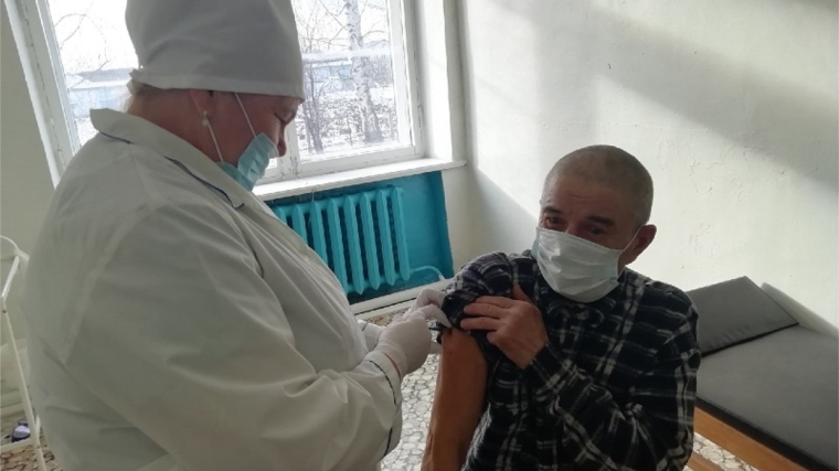 Работники ФАП ведут вакцинацию населения против гриппа