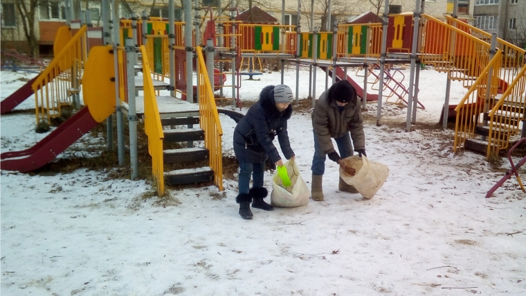 Очищаем от бытового мусора детские площадки.