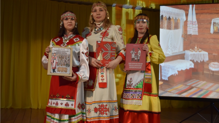 Книжное дефиле ко Дню чувашской вышивки в Большесундырской сельской библиотеке